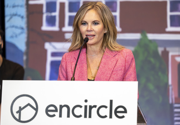 Encircle-oprichter en CEO Stephenie Larsen spreekt tijdens een persconferentie op de Silicon Slopes Summit in Salt Palace in Salt Lake City op woensdag 13 oktober 2021.