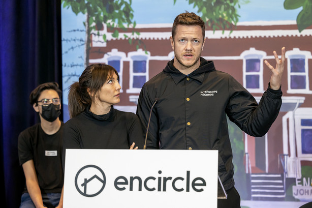 Aja Folkman, leadzanger van Nico Vega, kijkt naar haar man, Dan Reynolds, leadzanger van Imagine Dragons, terwijl Reynolds woensdag spreekt tijdens een Encircle-persconferentie op de top van de Silicon Slopes in het Salt Palace in Salt Lake City.