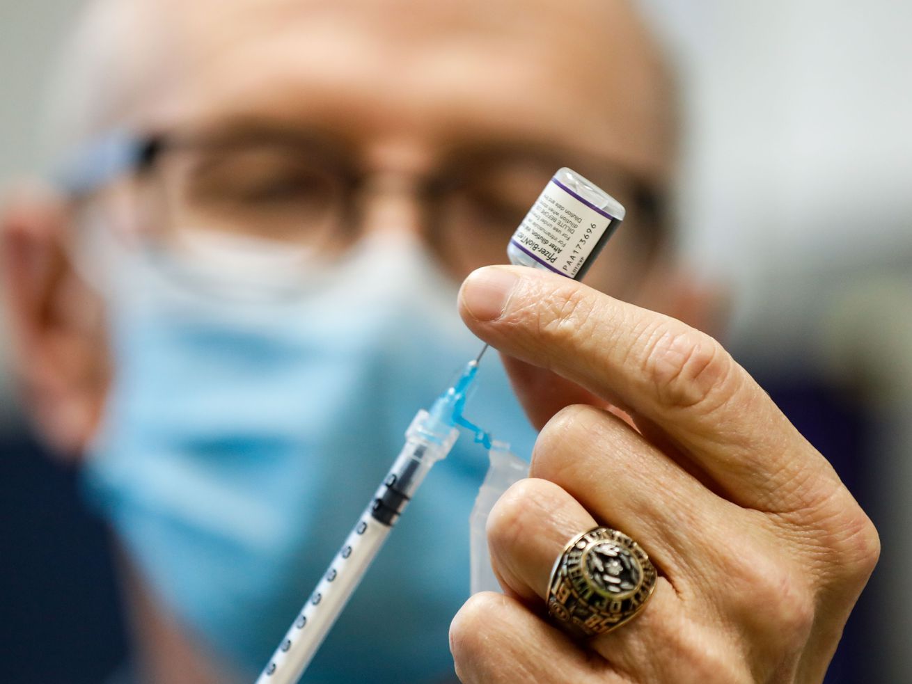 Nurse Jon Hight draws a Pfizer-BioNTech COVID-19 vaccine into a syringe at the Salt Lake Public Health Center on
Sept. 30. Utah health officials on Thursday confirmed 1,859 new COVID-19 cases and nine deaths. 