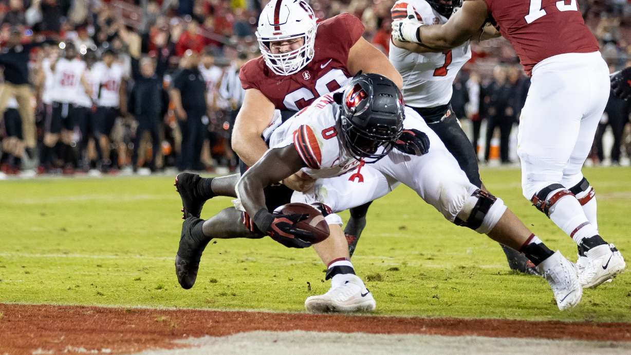 Utah Utes linebacker Devin Lloyd (0) gets past Stanford Cardinal center Drake Nugent (60) to score after Lloyd intercepted a pass from Stanford Cardinal quarterback Jack West (10) in Stanford, Calif. on Friday, Nov. 5, 2021.