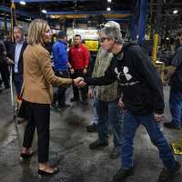 US jobless claims drop 7th straight week to 268,000