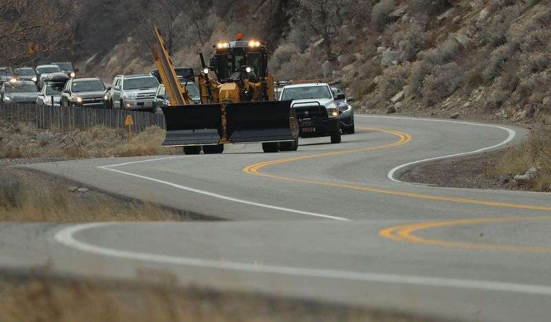 An unneeded snowplow travels up Little Cottonwood
Canyon on Tuesday. The weather is expected to be dry
and clear for holiday travel in Utah.