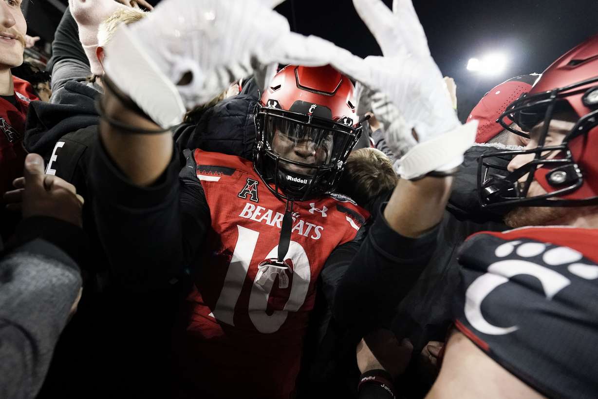 Cincinnati's Bryon Threats (10) merayakan setelah mengalahkan Houston di kejuaraan American Athletic Conference NCAA pertandingan sepak bola perguruan tinggi Sabtu, 4 Desember 2021, di Cincinnati.