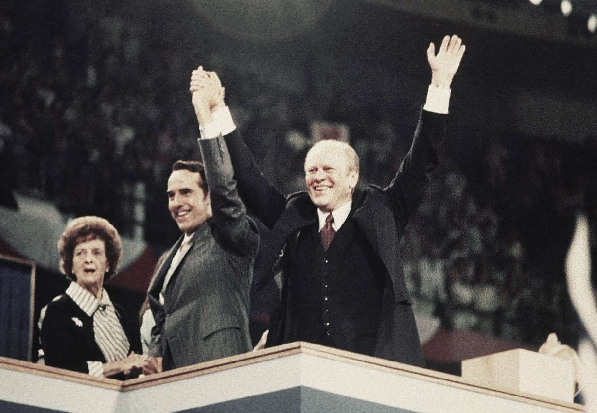 Senator Bob Dole, tengah, ibunya Bina Dole, kiri, dan Presiden Gerald Ford muncul bersama pada malam terakhir Konvensi Nasional Partai Republik di Kemper Arena di Kansas City, Mo., 19 Agustus 1976.
