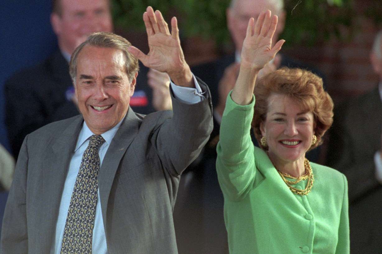 Calon presiden dari Partai Republik Bob Dole dan istrinya Elizabeth melambai kepada para simpatisan di sebuah rapat umum di pusat kota Phoenix, 25 Oktober 1996.