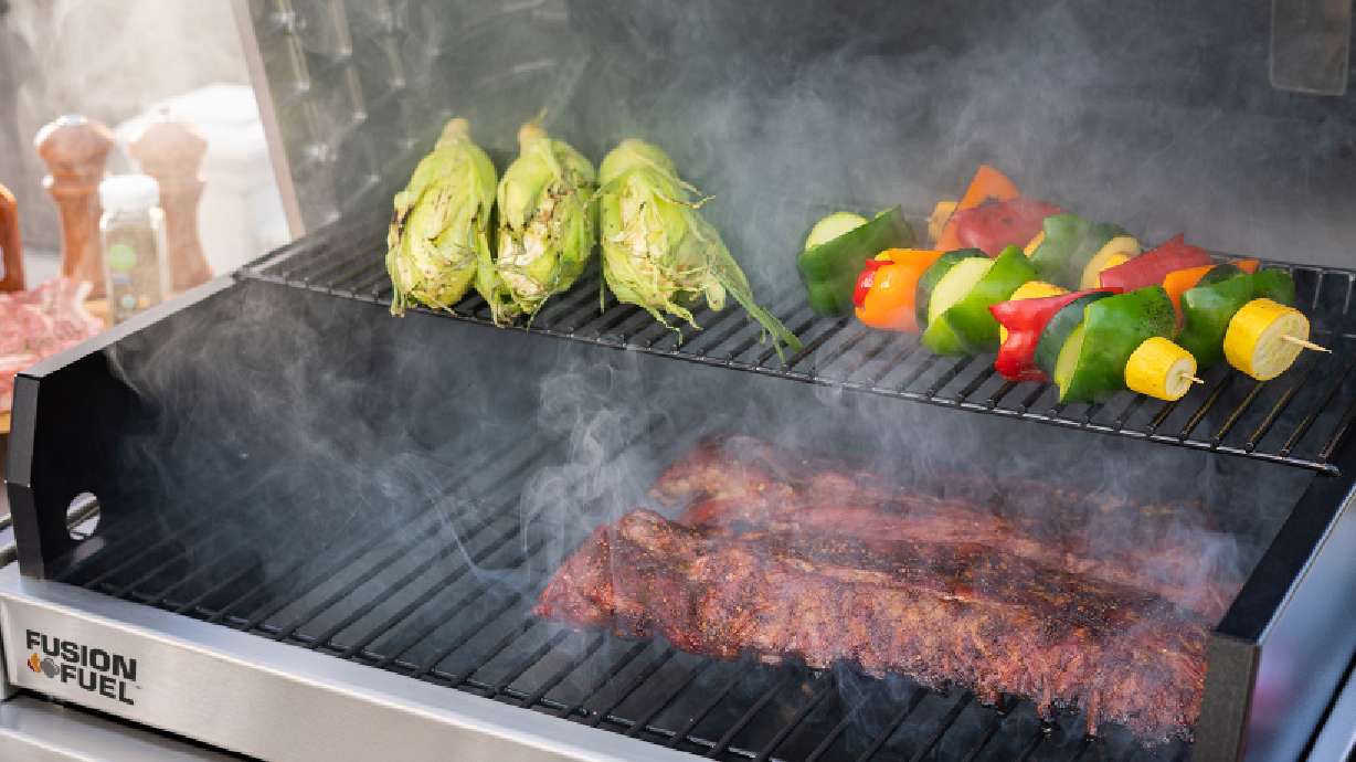 New grill combines smoking and grilling in one unit