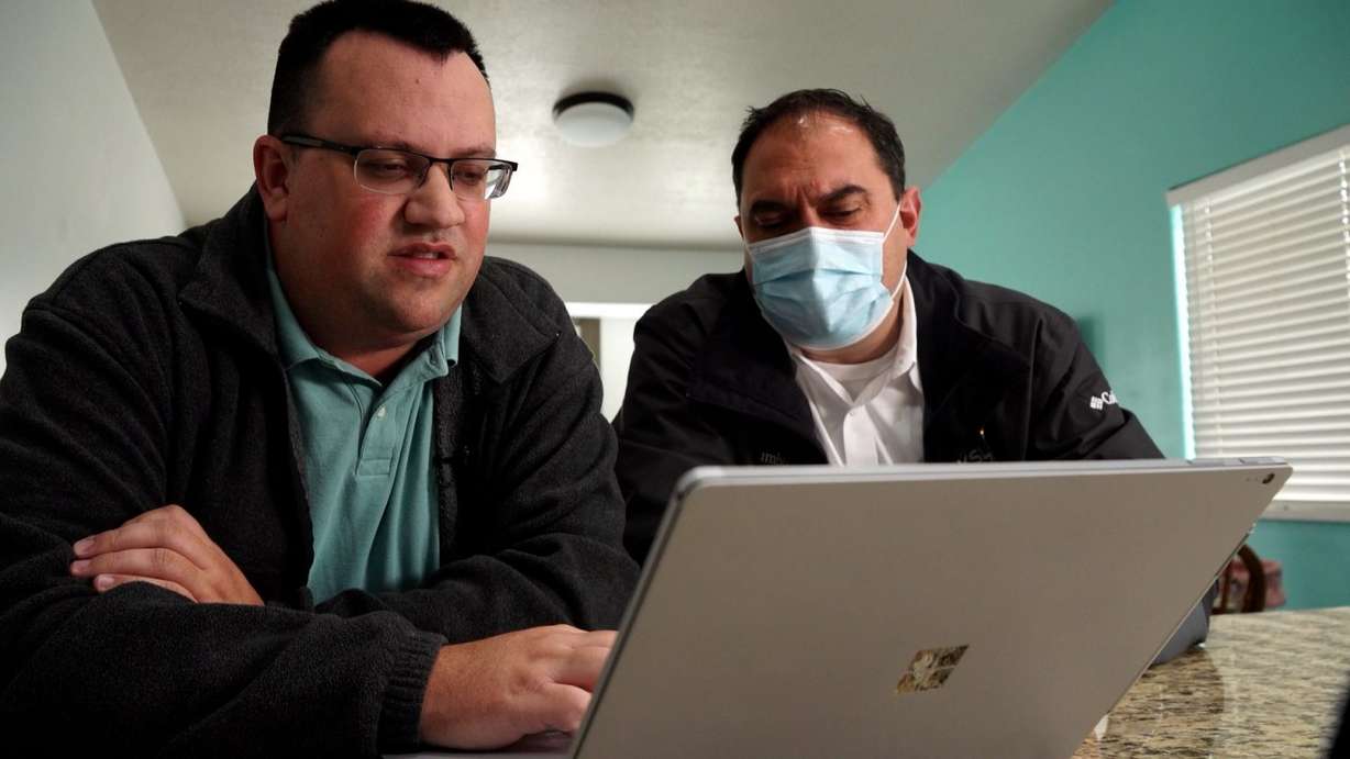 Brett Cragun shows KSL’s Matt Gephardt the growing number of complaints from Vibrant Lighting customers.