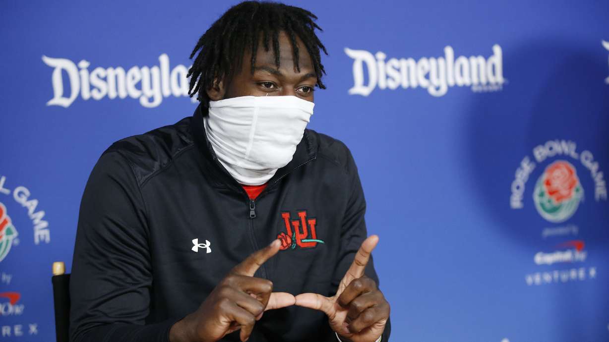 Utah Utes linebacker Devin Lloyd flashes a āUā during a press conference at Disneyland in Anaheim, Calif., on Monday, Dec. 27, 2021, as part of events leading up to the Rose Bowl.