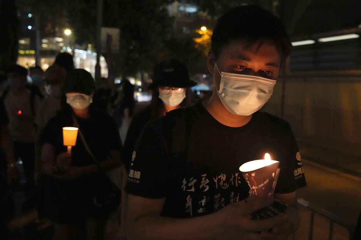 La gente camina con velas para conmemorar el aniversario de la represión militar contra un movimiento estudiantil a favor de la democracia en Beijing, en las afueras de Victoria Park en Hong Kong, el 4 de junio.