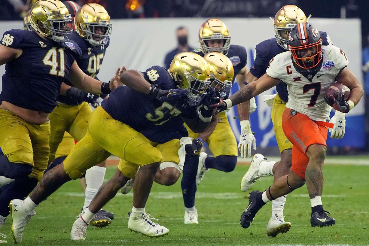 Oklahoma State running back Jaylen Warren (7) runs against Notre Dame during the second half of the Fiesta Bowl NCAA college football game, Saturday, Jan. 1, 2022, in Glendale, Ariz.