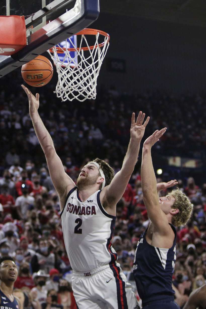 الخميس يناير. 13 ، 2022 ، خلال النصف الأول من لعبة NCAA College Basketball في سبوكان ، واشنطن ، مهاجم غونزاليس درو تيم ، يسارًا ، مهاجم BYU كاليب لونر أمام اللقطة.