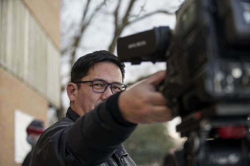 Mike Anderson, KSL-TV’s northern Utah specialist, sets
up the camera before his live shot in Logan on Friday.