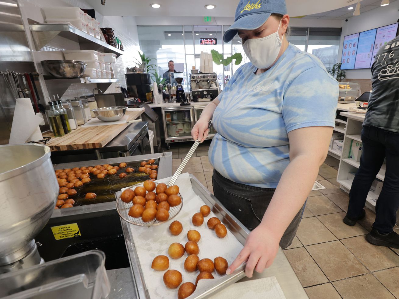 Katlynn Nebeker fries louks at Louks Greek Baby Donuts
in Cottonwood Heights on Friday. Louks is looking
for additional workers.
