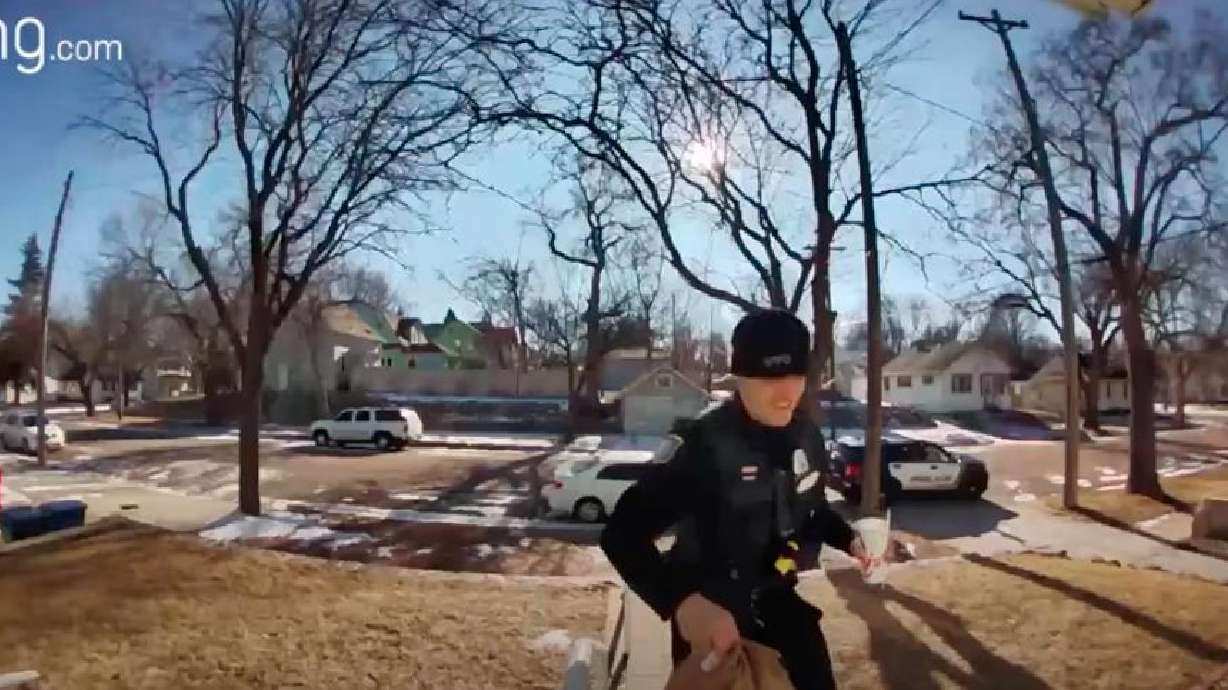 A police officer in Sioux Falls, South Dakota, finishes a food delivery after a DoorDash driver gets arrested.