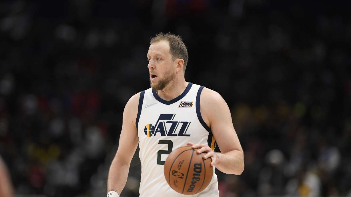Utah Jazz guard Joe Ingles (2) in action during the first half of an NBA basketball game against the Washington Wizards, Saturday, Dec. 11, 2021, in Washington.