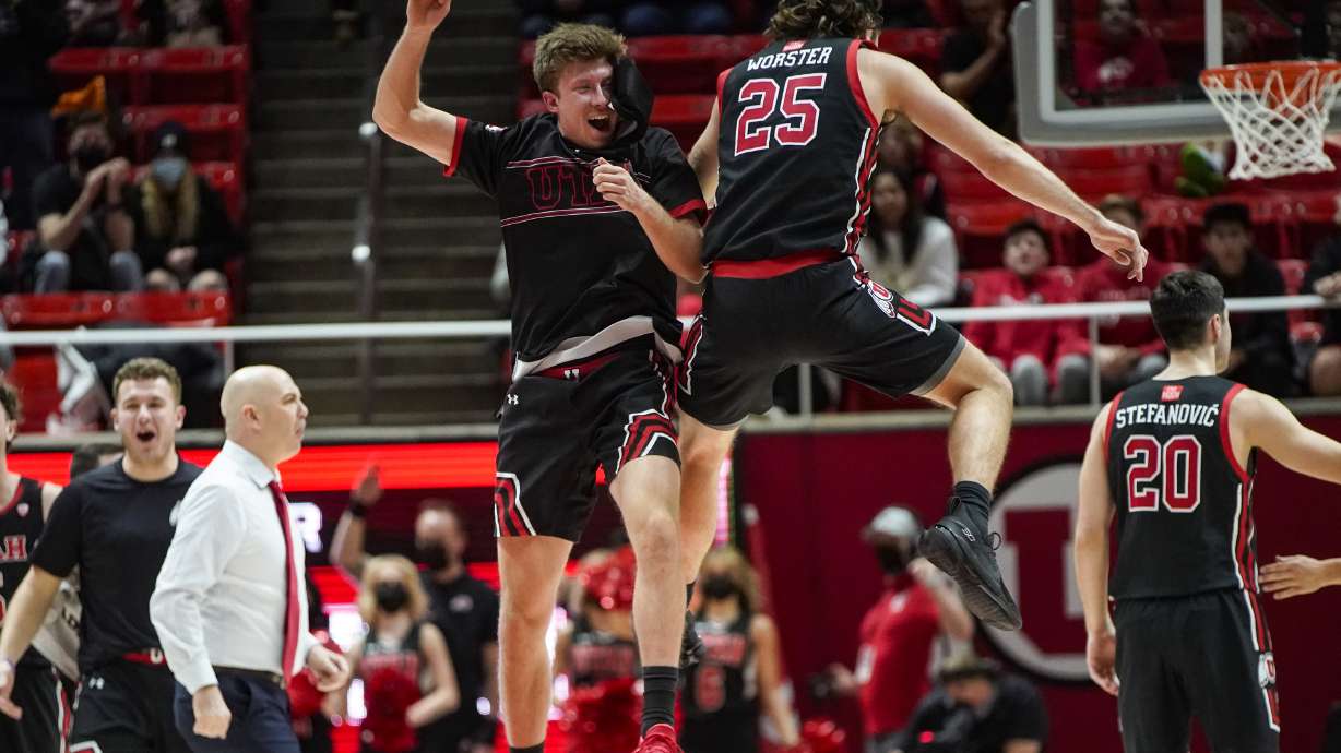 Utah Utes guard Rollie Worster (25) celebrates with teammates after his 3-pointer at the Huntsman Center in Salt Lake City on Thursday, Feb. 3, 2022.
