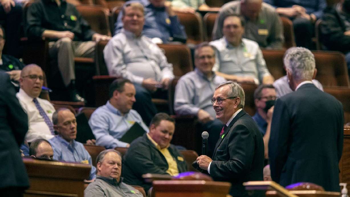New choir president Michael Leavitt talks to the Tabernacle Choir at Temple Square before they begin their rehearsal at the Conference Center in Salt Lake City on Sept. 21, 2021. It was the choir’s first rehearsal in more than 18 months.