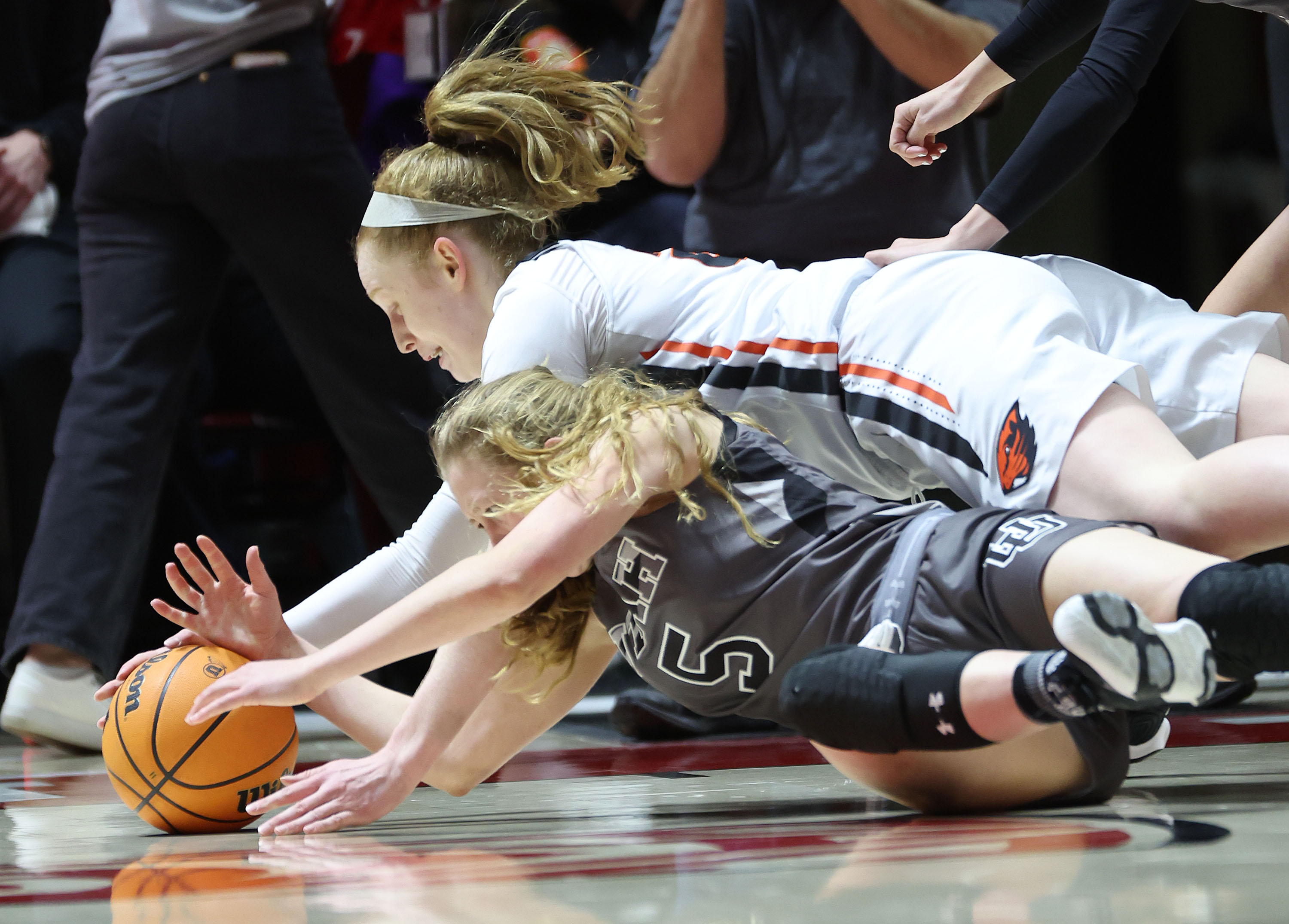 Utah Utes guard Gianna Kneepkens (5) and Oregon State Beavers guard Tea Adams (25) compete for the ball in Salt Lake City on Thursday, Feb. 24, 2022. Utah won 70-58.