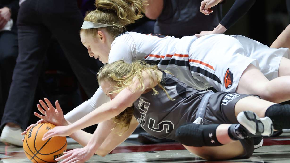 Utah Utes guard Gianna Kneepkens (5) and Oregon State Beavers guard Tea Adams (25) compete for the ball in Salt Lake City on Thursday, Feb. 24, 2022. Utah won 70-58.