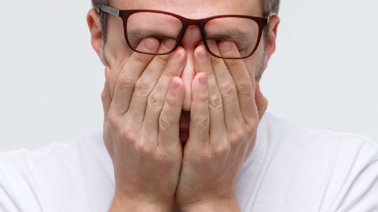 5 dry eye symptoms and how to treat them