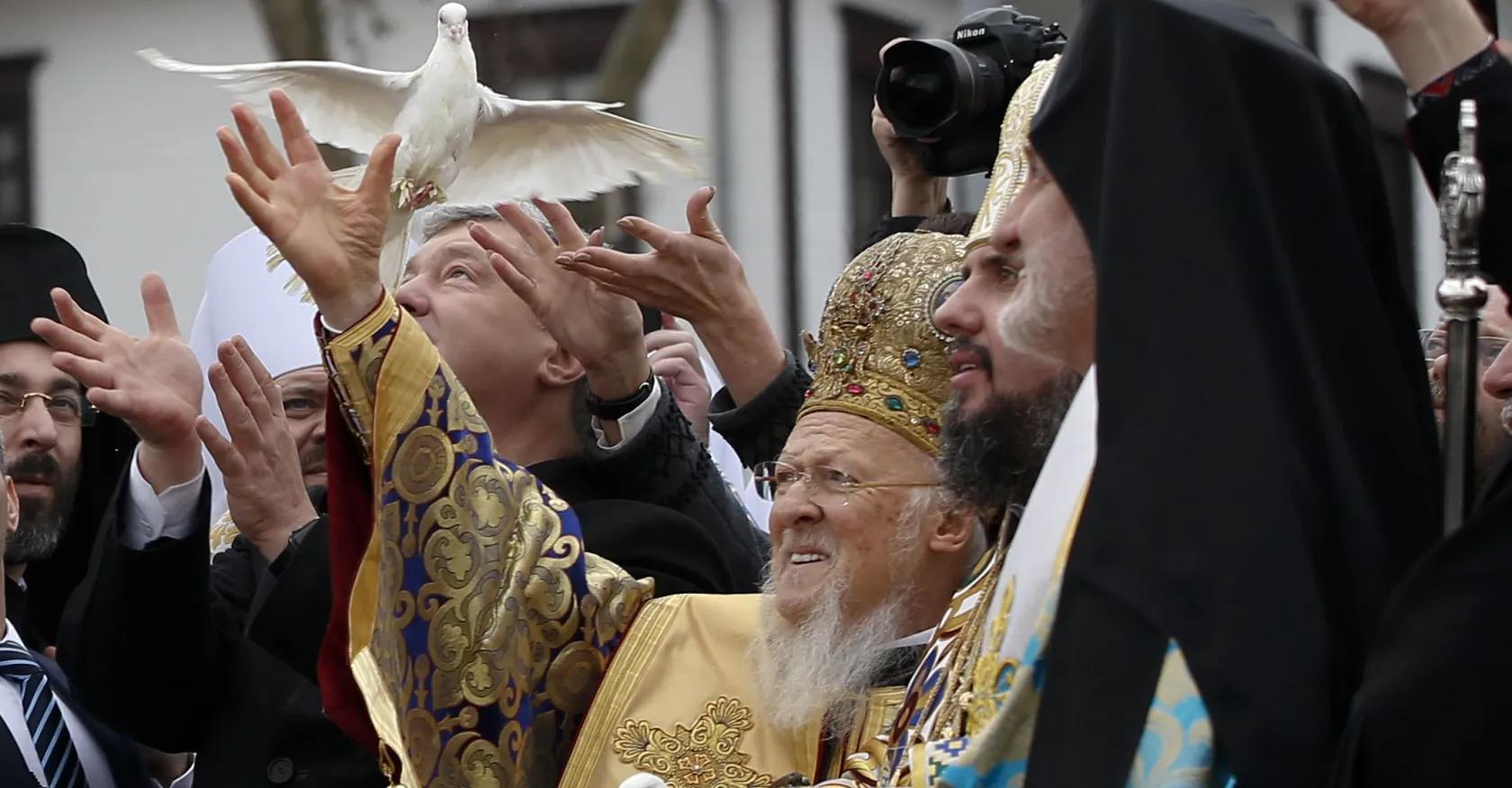 Ecumenical Patriarch Bartholomew I, center, Metropolitan Epiphanius, the head of the independent Ukrainian Orthodox Church, second right, and then-Ukrainian President Petro Poroshenko, third left, release birds during a ceremony sanctifying the Ukrainian church’s independence from the Russian Orthodox Church, in Istanbul, on Jan. 6, 2019.