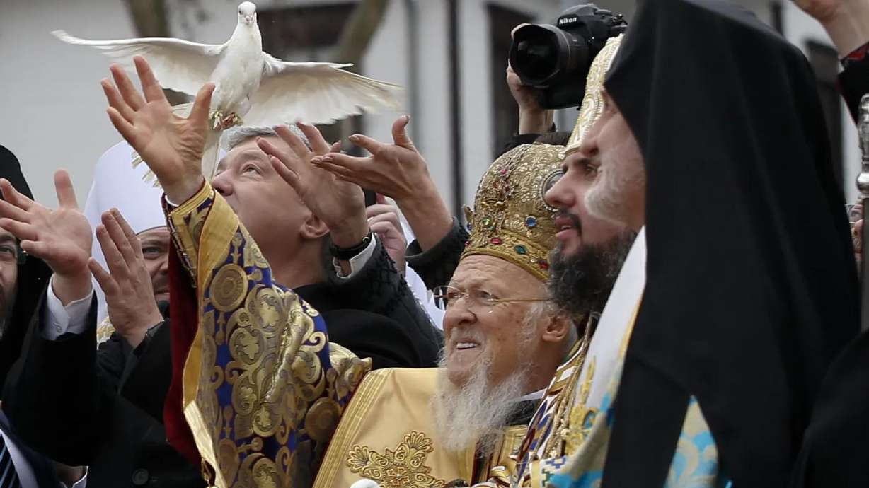 Ecumenical Patriarch Bartholomew I, center, Metropolitan Epiphanius, the head of the independent Ukrainian Orthodox Church, second right, and then-Ukrainian President Petro Poroshenko, third left, release birds during a ceremony sanctifying the Ukrainian church’s independence from the Russian Orthodox Church, in Istanbul, on Jan. 6, 2019.