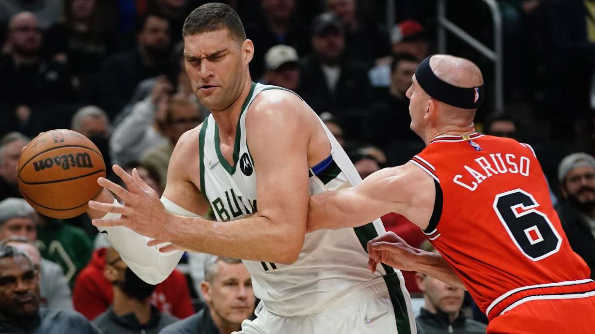 Milwaukee Bucks' Brook Lopez tries to get past Chicago Bulls' Alex Caruso during the first half of an NBA basketball game Tuesday, March 22, 2022, in Milwaukee .