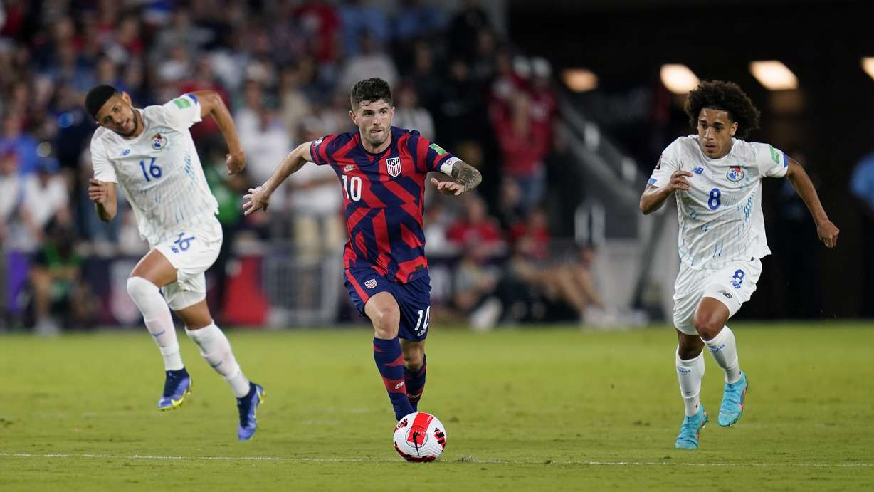 United States' Christian Pulisic (10) looks to pass the ball as he moves past Panama's Andres Andrade (16) and Adalberto Carrasquilla (8) during the second half of a FIFA World Cup qualifying soccer match, Sunday, March 27, 2022, in Orlando, Fla.