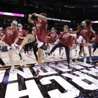 Metcalfe on Pac-12 hoops: VanDerveer dances as UConn awaits