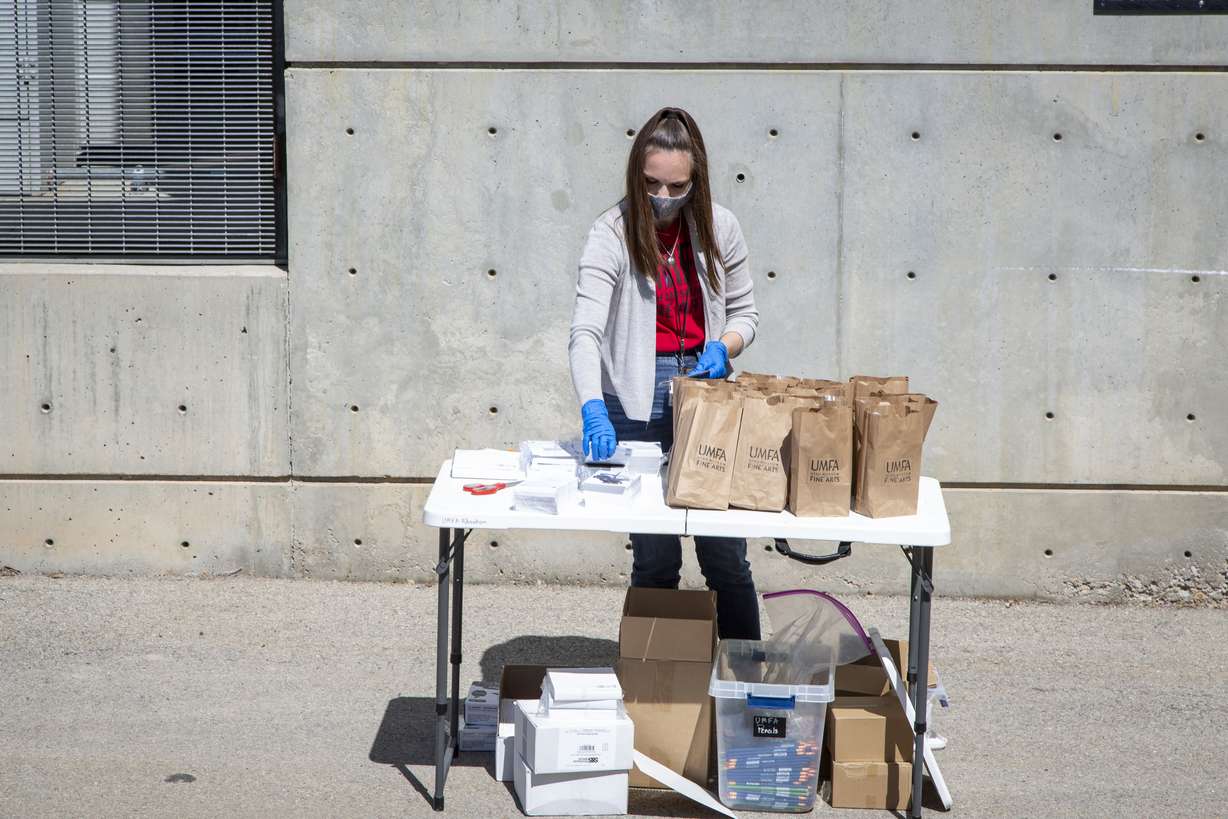 Katie Seastrand, éducatrice de l'année au musée de l'Utah, crée des kits d'art pour les écoles de l'Utah. Seastrand a été honoré par l'Utah Art Education Association lors de sa conférence de printemps samedi.
