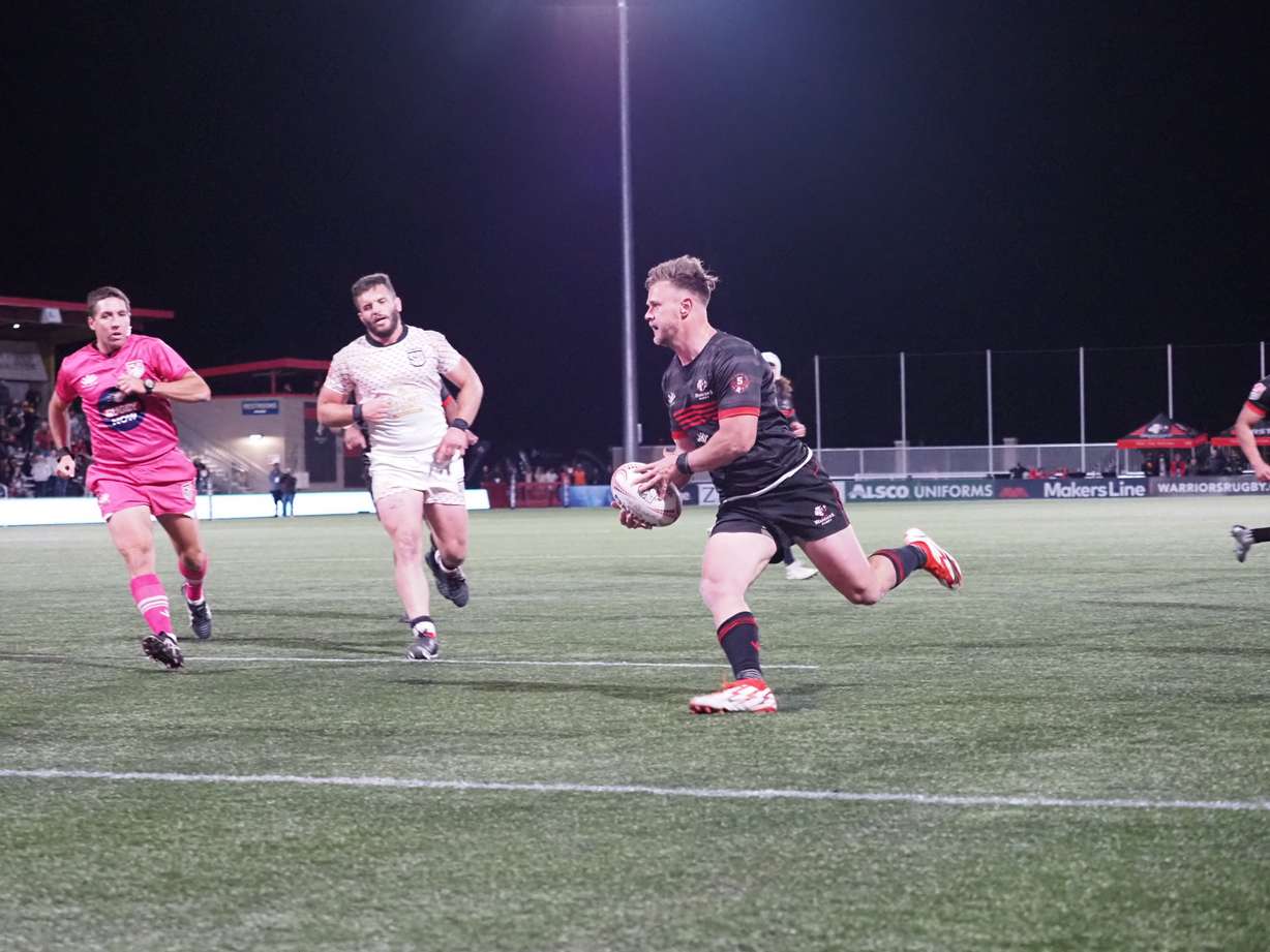 Le centre des Warriors de l'Utah Calvin Whiting sprinte pour un essai lors de la défaite 40-25 des Warriors contre la Légion de San Diego, le vendredi 1er avril 2022 au Zions Bank Stadium à Herriman.