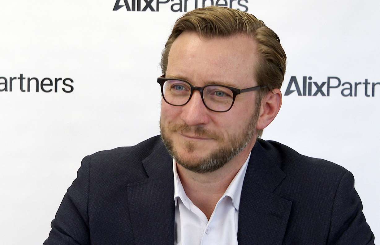 W tym filmie z 21 marca Mark Wakefield, współkierownik globalnego działu motoryzacyjnego AlixPartners, przemawia podczas wywiadu dla Associated Press w biurach firmy konsultingowej w Southfield w stanie Michigan.