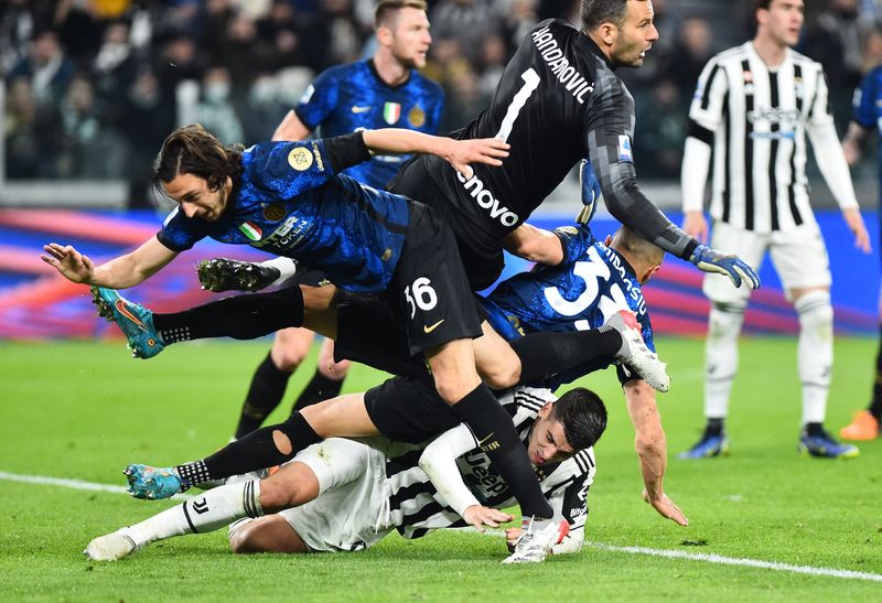 Soccer Football - Serie A - Juventus v Inter Milan - Allianz Stadium, Turin, Italy - April 3, 2022 Inter Milan's Samir Handanovic, Matteo Darmian and Danilo D'Ambrosio in action with Juventus' Alvaro Morata
