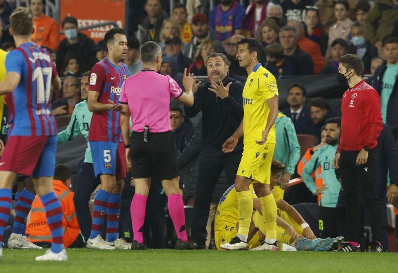 Soccer Football - LaLiga - FC Barcelona v Cadiz - Camp Nou, Barcelona, Spain - April 18, 2022 Cadiz coach Alvaro Cervera remonstrates with referee Santiago Latre