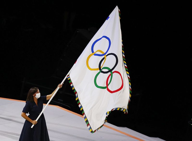 FILE PHOTO: Tokyo 2020 Olympics - The Tokyo 2020 Olympics Closing Ceremony - Olympic Stadium, Tokyo, Japan - August 8, 2021. The Mayor of Paris, Anne Hidalgo, waves the Olympic flag during the closing ceremony
