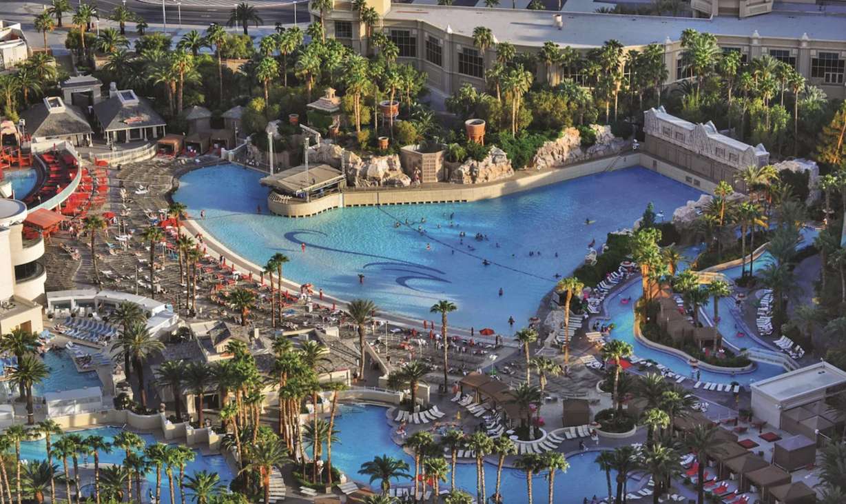 Las Vegas'taki Mandalay Bay Beach, diğer olanakların yanı sıra üç açık havuza ve tembel bir nehre sahiptir.