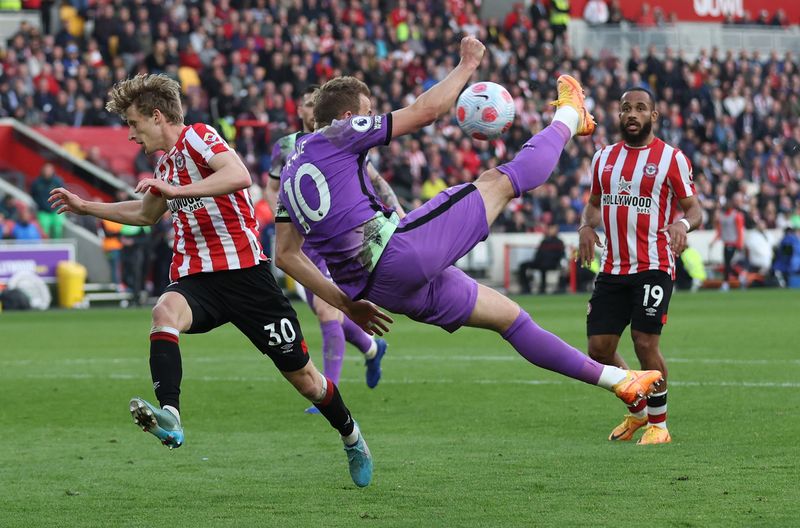 Soccer Football - Premier League - Brentford v Tottenham Hotspur - Brentford Community Stadium, London, Britain - April 23, 2022 Tottenham Hotspur's Harry Kane shoots at goal Action Images via Reuters/Matthew Childs