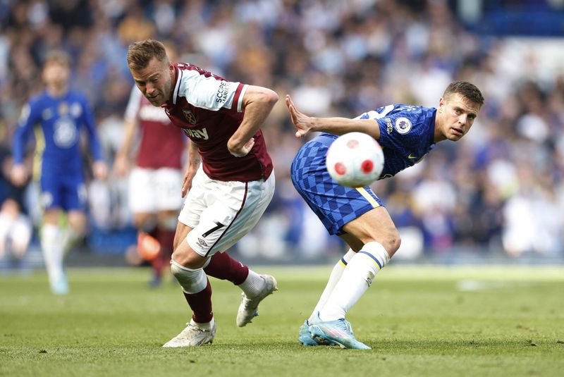 Soccer Football - Premier League - Chelsea v West Ham United - Stamford Bridge, London, Britain - April 24, 2022 West Ham United's Andriy Yarmolenko in action with Chelsea's Cesar Azpilicueta Action Images via Reuters/Peter Cziborra