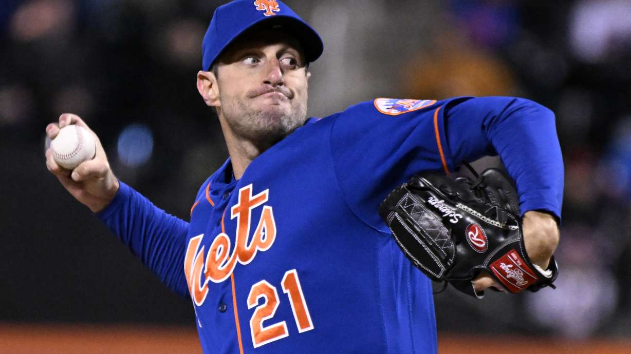 New York Mets starting pitcher Max Scherzer (21) delivers the ball to the San Francisco Giants during the second inning of the second game of a baseball double-header Tuesday, April 19, 2022, in New York.