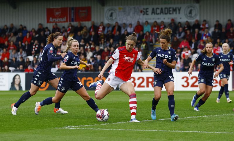Soccer Football - Women's Super League - Arsenal v Aston Villa - Meadow Park, Borehamwood, Britain - May 1, 2022 Arsenal's Vivianne Miedema in action with Aston Villa's Olivia Mcloughlin and Ramona Petzelberger Action Images via Reuters/Andrew Boyers