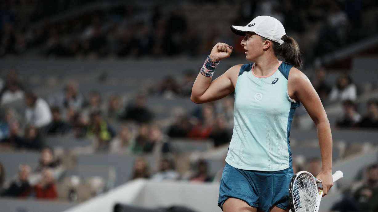Poland's Iga Swiatek celebrate winning the first set during the first round match against Ukraine's Lesia Tsurenko at the French Open tennis tournament in Roland Garros stadium in Paris, France, Monday, May 23, 2022.
