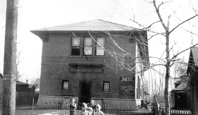 The exterior of the Neighborhood House in 1916. The organization was originally founded by Emma J. McVicker as the Free Kindergarten Association in 1894.