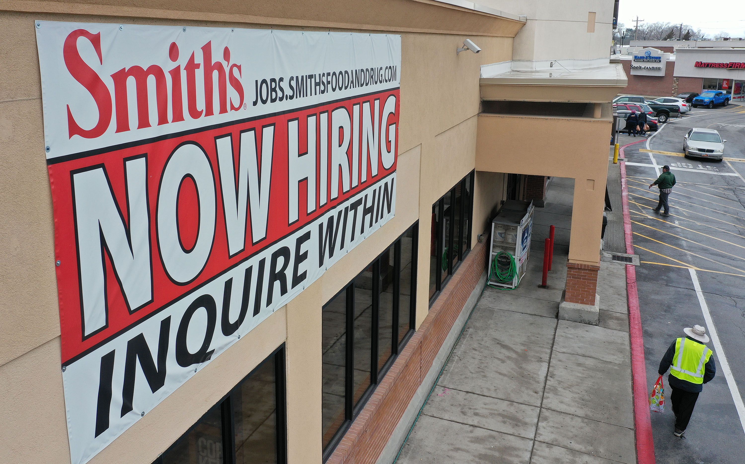 A “now hiring’ sign is pictured at Smith’s in Cottonwood Heights on Jan. 21. Under the crush of increasing inflationary pressure, White House’s chief economist Jared Bernstein detailed what he said are hallmarks of financial success in Utah and elsewhere across the country.