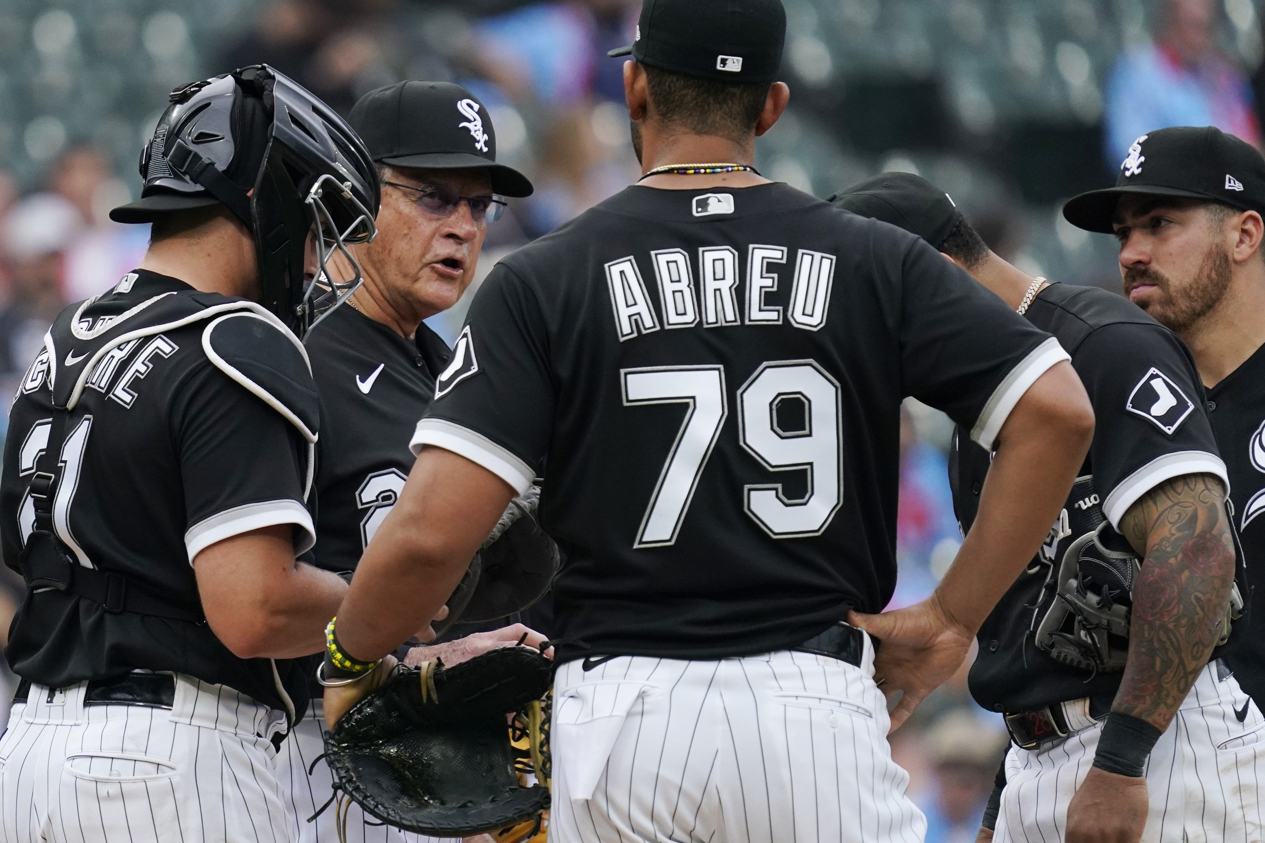 Chicago White Sox manager Tony La Russa, second from left, talks to his players during the 10th inning of a baseball game against the Texas Rangers in Chicago, Saturday, June 11, 2022. 