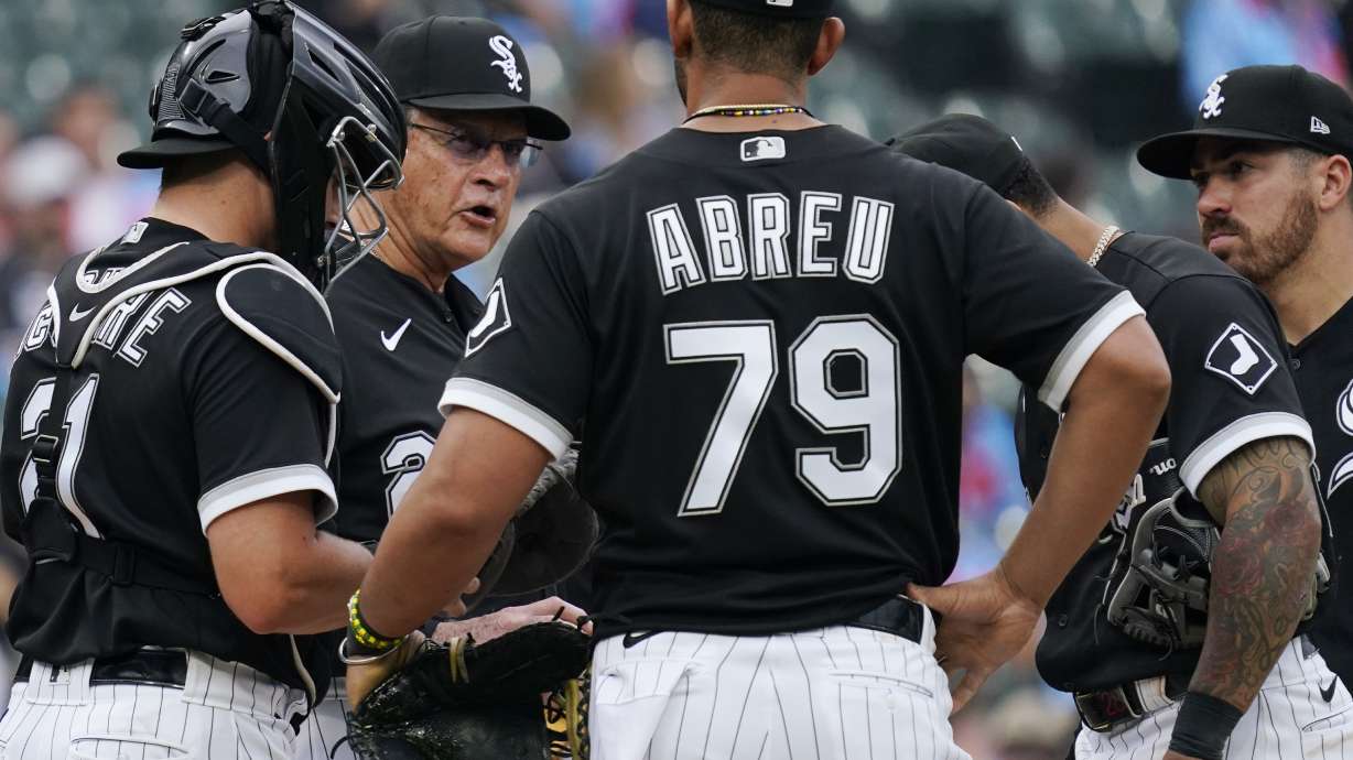 Chicago White Sox manager Tony La Russa, second from left, talks to his players during the 10th inning of a baseball game against the Texas Rangers in Chicago, Saturday, June 11, 2022.