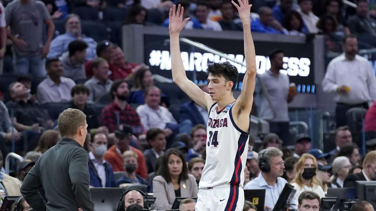 FILE - Gonzaga center Chet Holmgren (34) reacts as he walks to the bench after fouling out next to head coach Mark Few during the second half of a college basketball game against Arkansas in the Sweet 16 round of the NCAA tournament in San Francisco, Thursday, March 24, 2022. Gonzaga’s Chet Holmgren was wrapping up a multi-day visit Friday with the Orlando Magic, who hold the No. 1 pick in next week’s NBA draft.