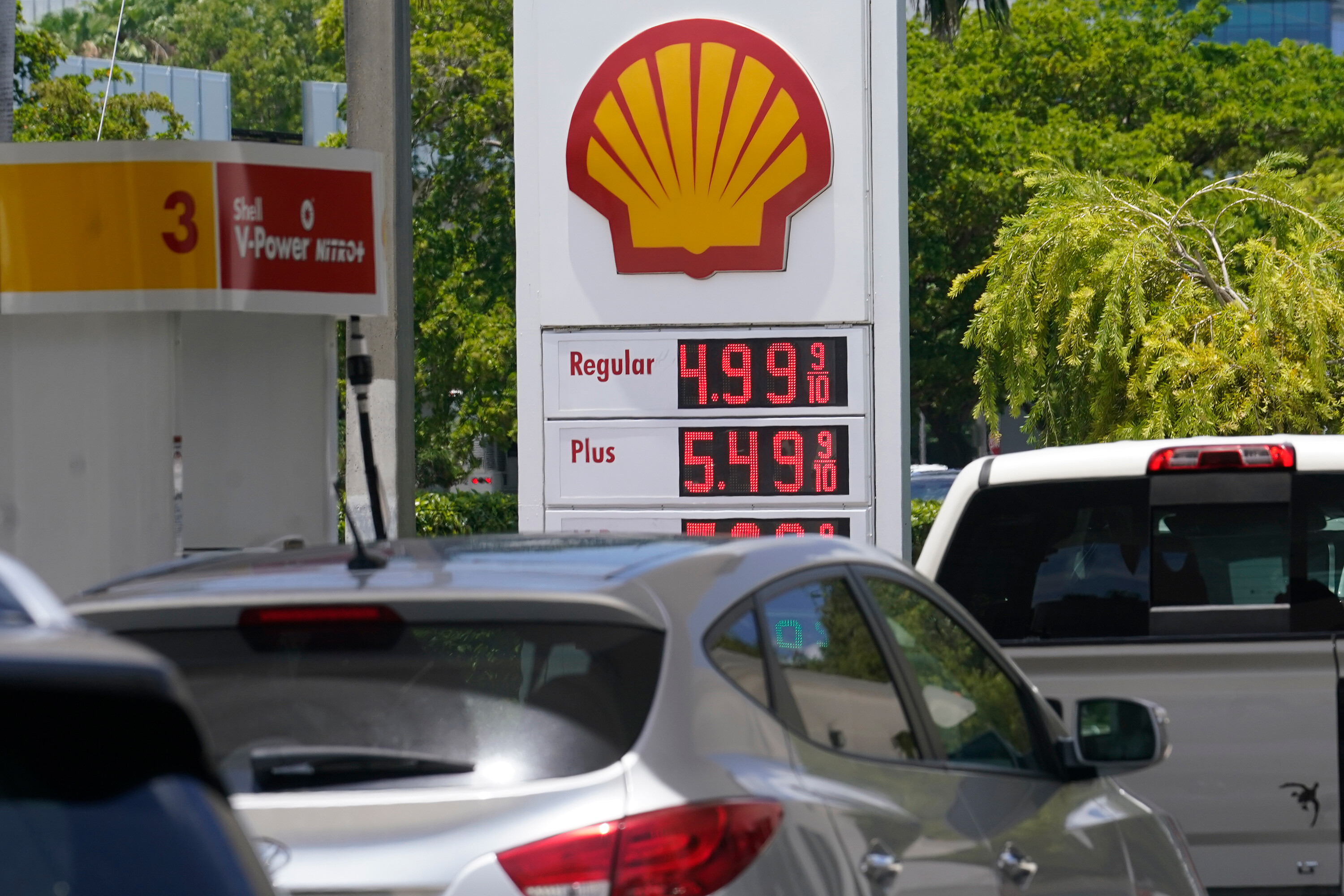 Cars line up at a Shell gas station, on Friday in Miami, Florida. The average price on Sunday was $4.98 a gallon, down from $4.99 on Saturday's reading. 