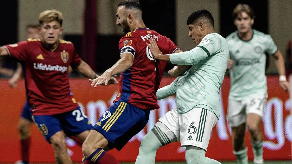 Justin Meram fights with an Atlanta defender Wednesday at Mercedes-Benz Stadium.