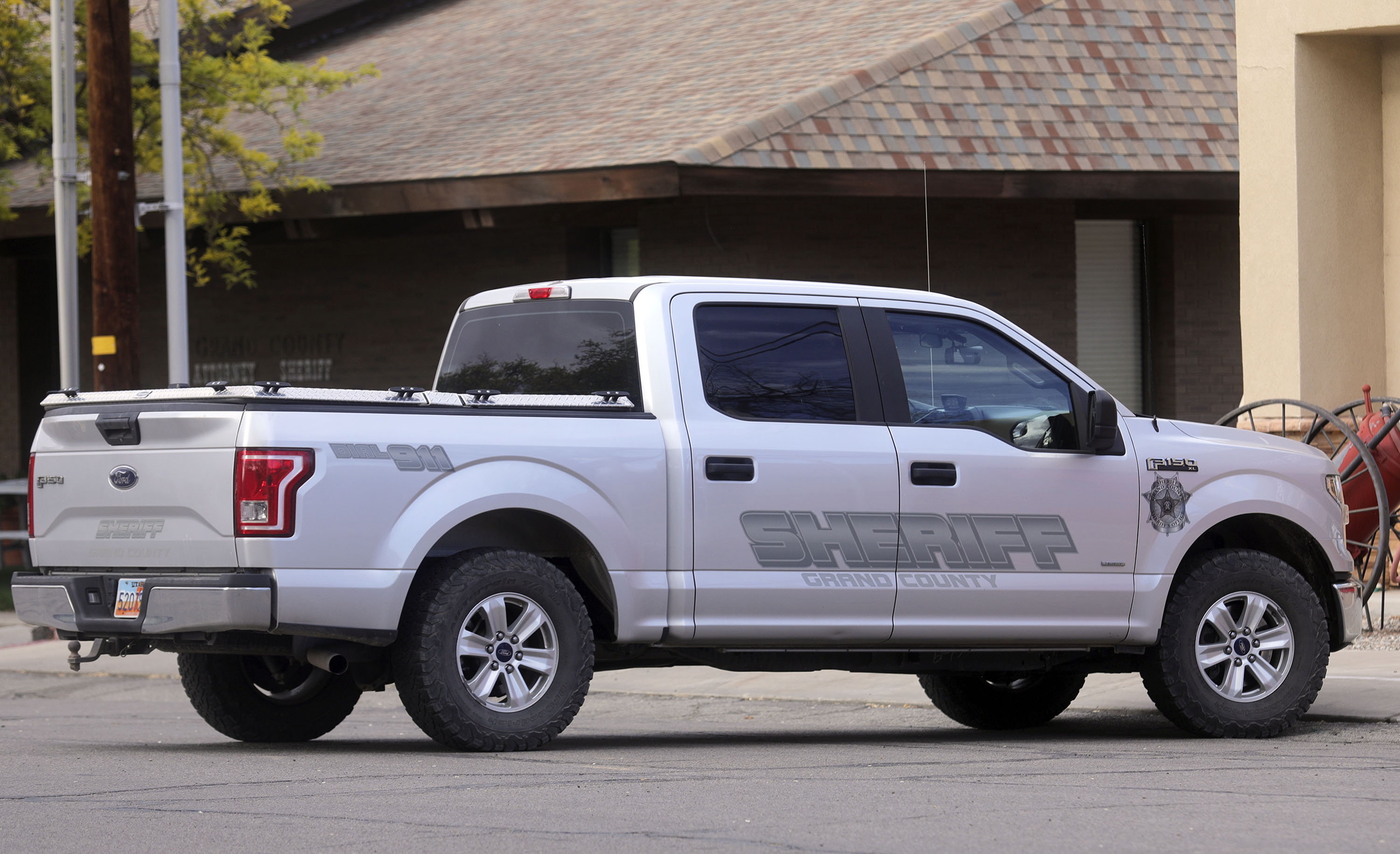 Police in Moab arrested a man accused of kidnapping a woman from Colorado and threatening to kill her children because he was upset about someone stealing guns and drugs from him.