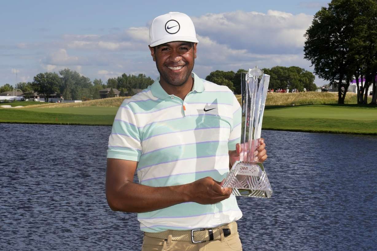 Tony Finau pozuje do zdjęć z trofeum po wygraniu turnieju golfowego 3M Open w Tournament Players Club w Blaine w stanie Minnesota, niedziela, 24 lipca 2022 r.